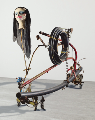 Samurai an der Öllampe, 1985 (Jean Tinguely); Komm mit mir in den siebten Himmel, 1991 (Eva Aeppli)
