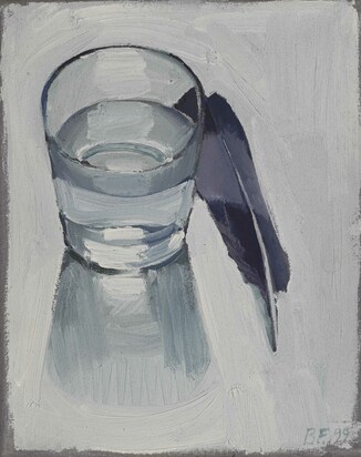Stillleben mit Glas und Feder