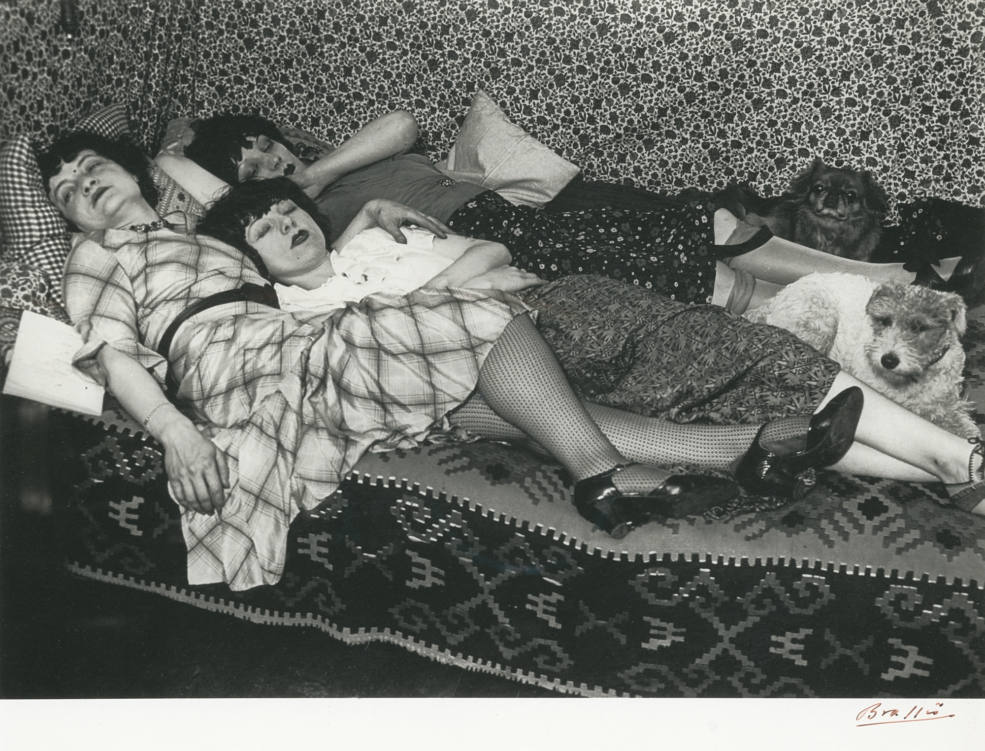 Brassaï, Kiki avec ses amies Thérèse Treize de Caro et Lilly