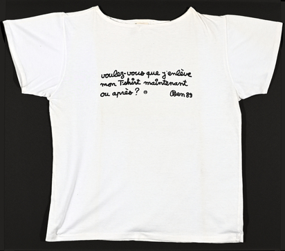 Voulez-vous que j'enlève mon t-shirt maintenant ou après?