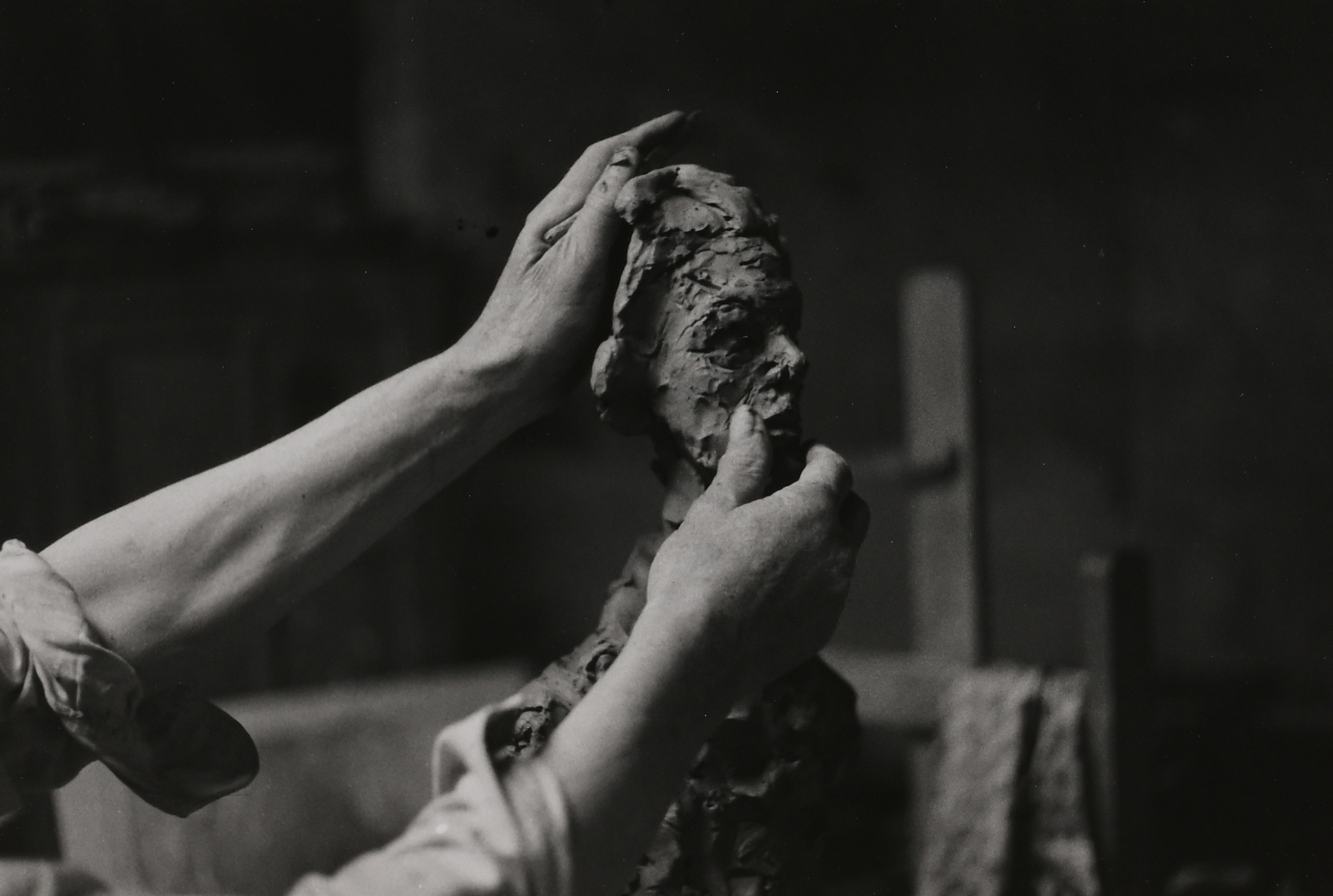 Ernst Scheidegger, Alberto Giacomettis Hände beim Modellieren, Paris um 1960
