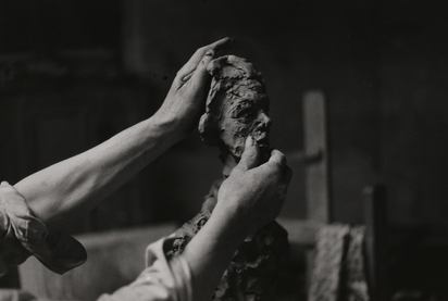 Alberto Giacomettis Hände beim Modellieren, Paris um 1960
