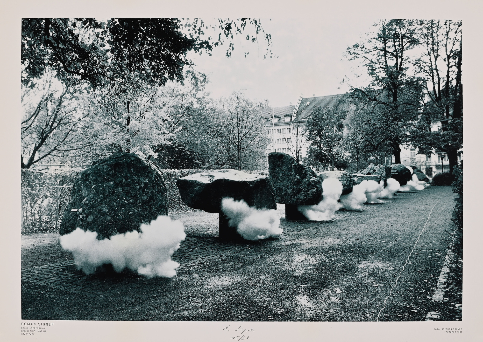 Roman Signer, Sockel-Sprengung der 11 Findlinge im Stadtpark