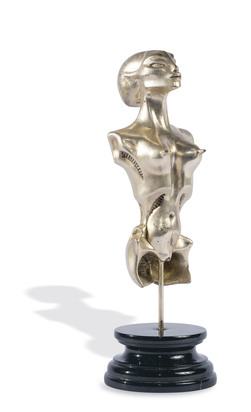 Torso mit langer Schädelform