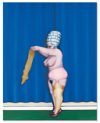 Blondine vor blauem Vorhang