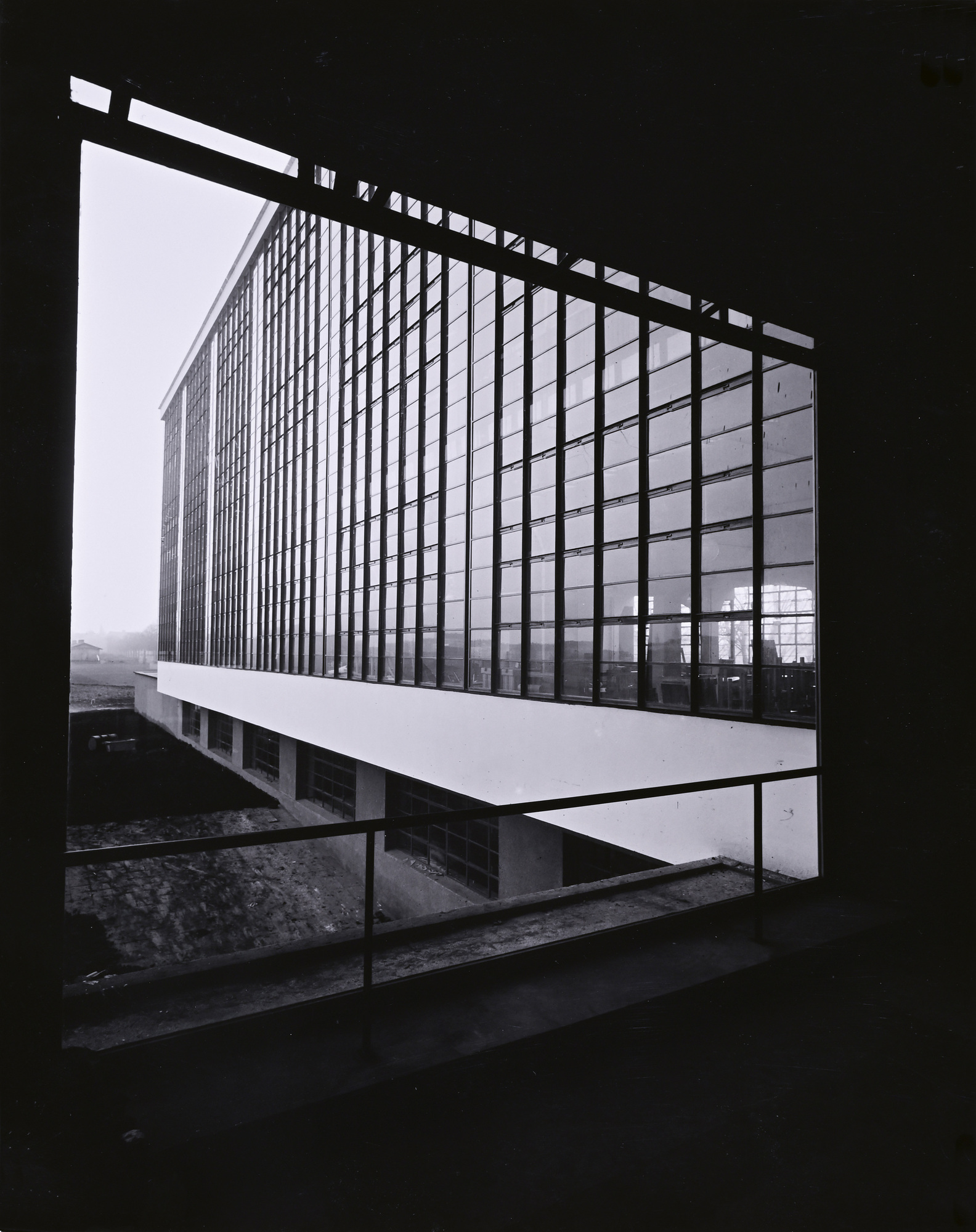 Lucia Moholy, Bauhaus Dessau, Blick auf das Werkstattgebäude