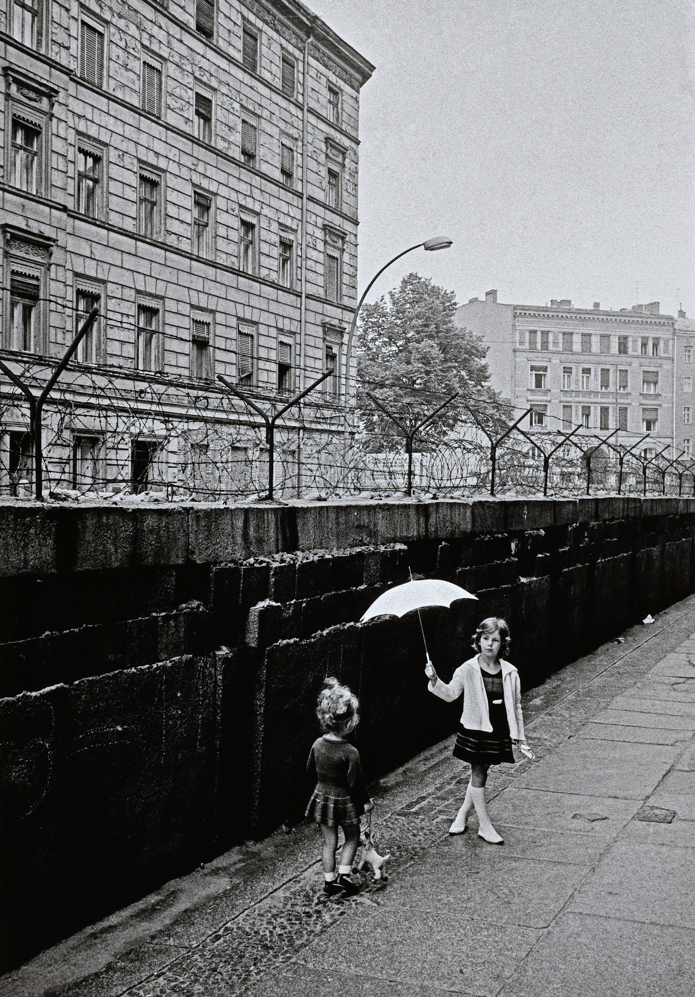 Thomas Hoepker, Mädchen mit Schirm auf der Weste, Berlin, DDR