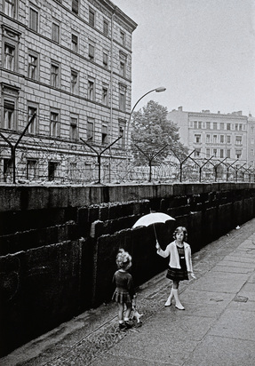 Mädchen mit Schirm auf der Weste, Berlin, DDR