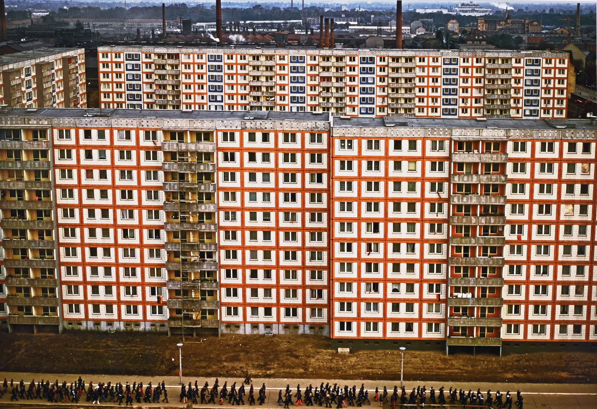 Thomas Hoepker, Plattenbau im Weissensee-Viertel, 1. Mai Umzug, Ostberlin