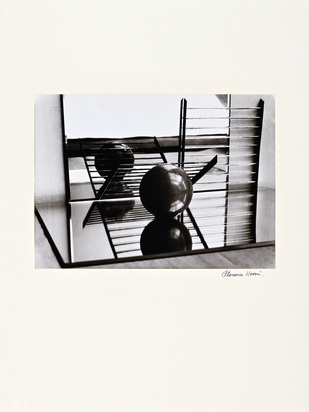 Komposition mit Kugel und Gitter