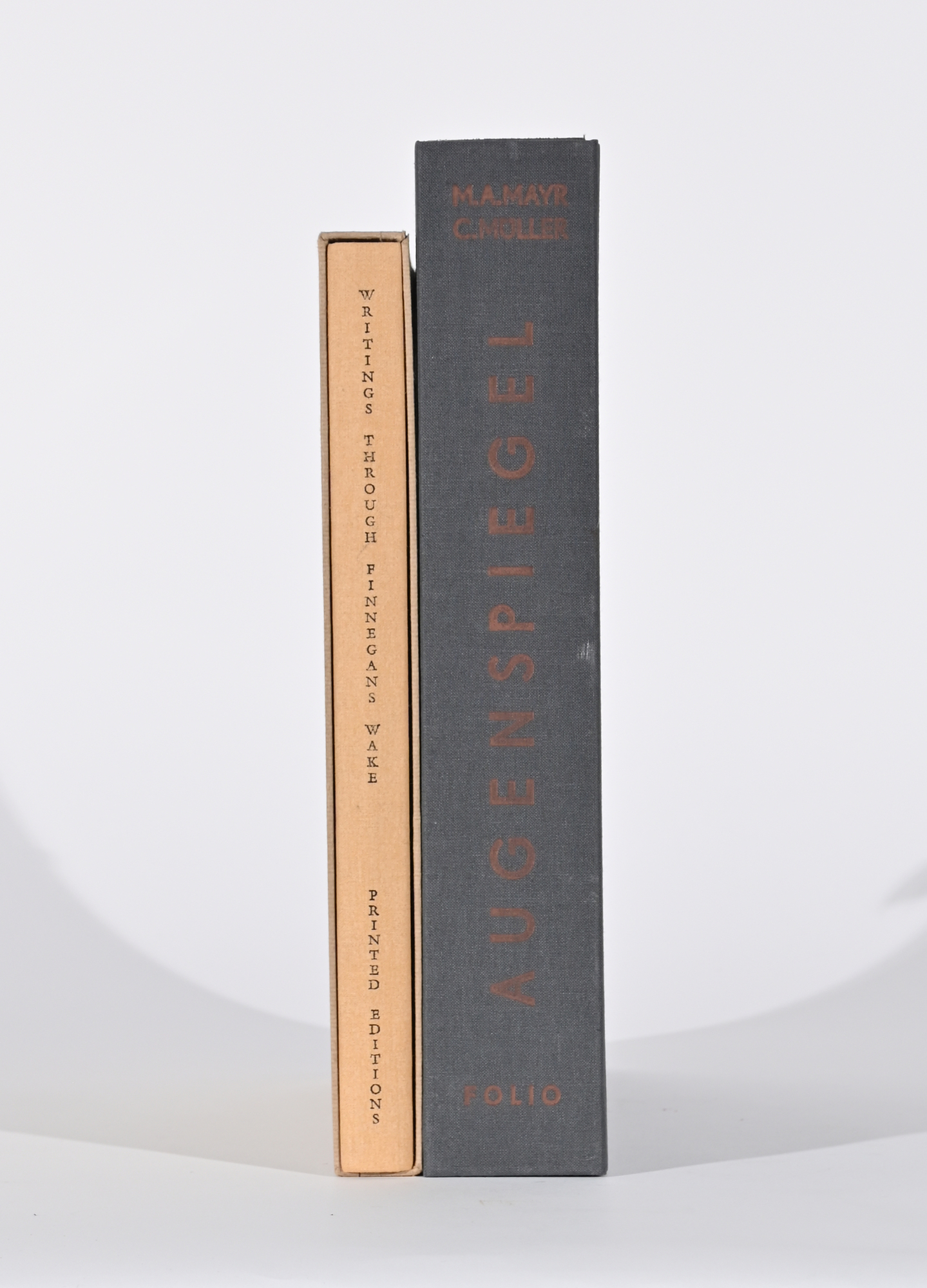 Konvolut, 2 Werke. Portfolio: "Augenspiegel" von Manfred A. Mayr und Carmen Müller, 1995; Buch: "Writing Through Finnegans Wake" von John Cage