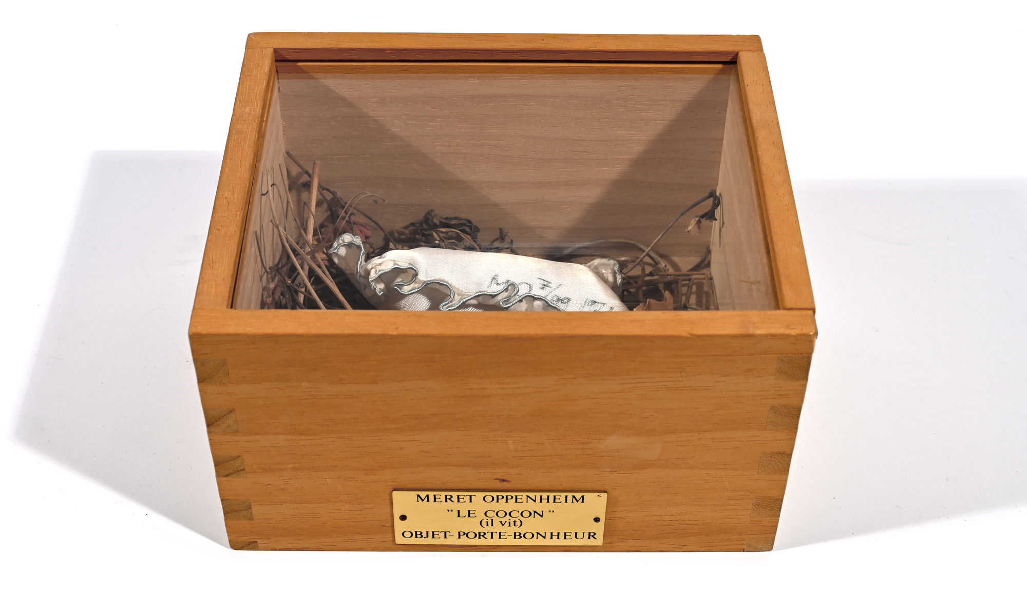 Meret Oppenheim, Le cocon (il vit), Objet-porte-bonheur