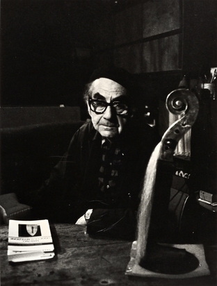 Foto Man Ray in His Paris Studio